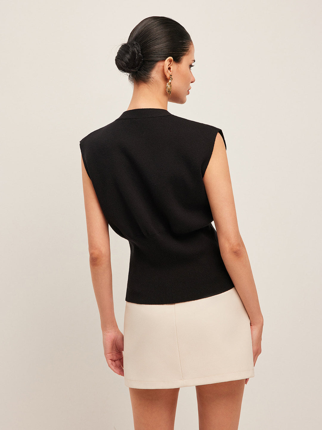 Leah™ - V-NECK BUTTONED SWEATER VEST WITH ELEGANT DETAIL