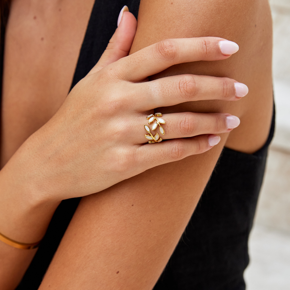 Lucienne™ - ELEGANT STATEMENT RING WITH A TIMELESS DESIGN