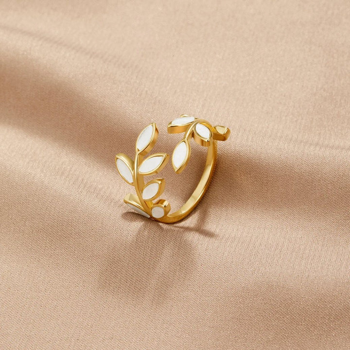 Lucienne™ - ELEGANT STATEMENT RING WITH A TIMELESS DESIGN